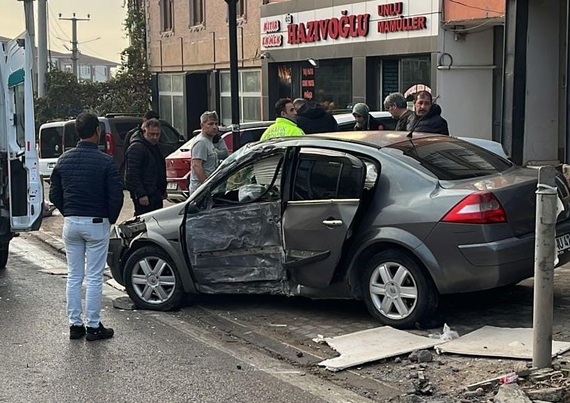 Bursa'da beton direğe çarpan otomobil hurda yığınına döndü! 1 Bülten Medya -