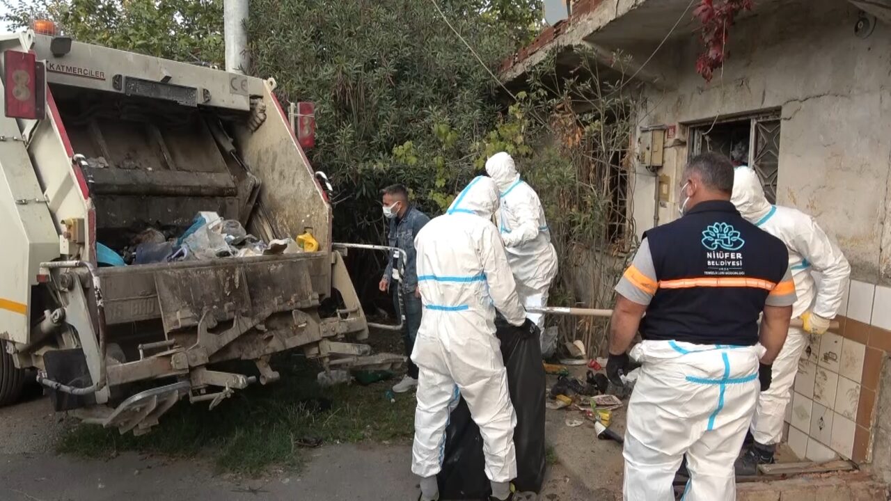 Yalnız yaşayan adamın evinden 2 kamyon çöp çıktı 2 Bülten Medya -