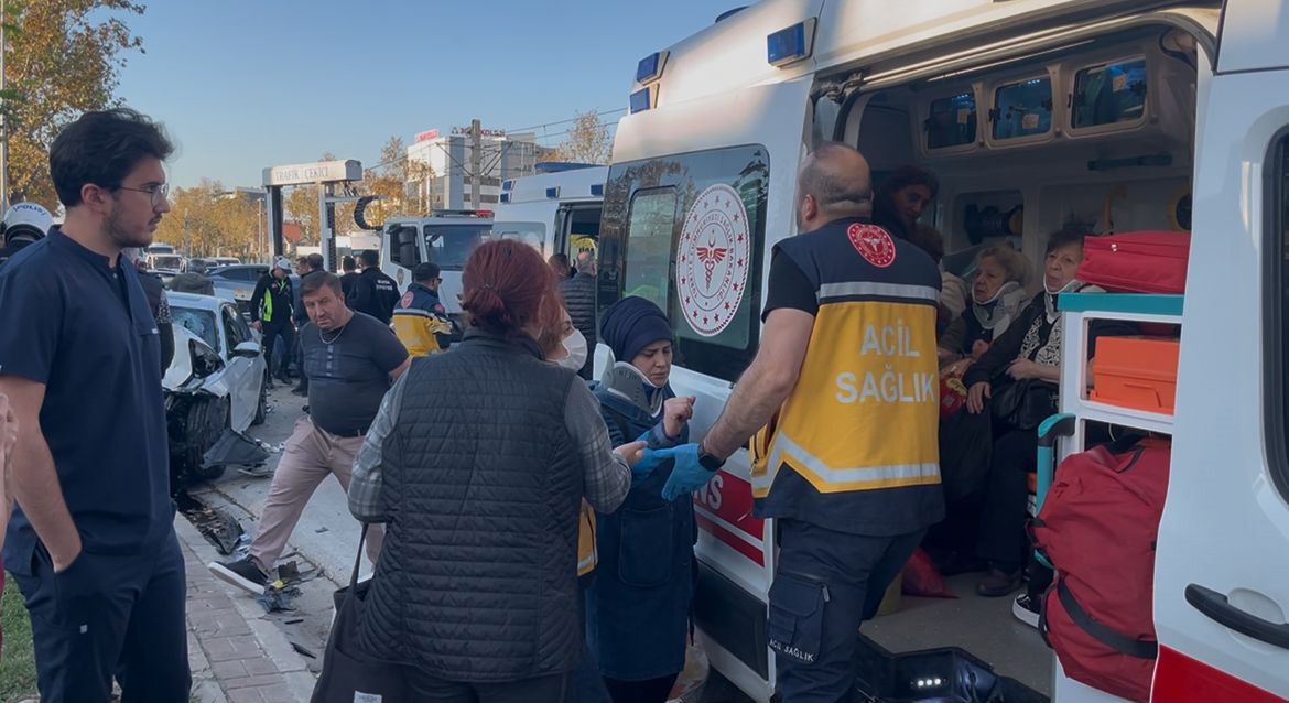 Otomobil yarışı faciaya döndü: 13 yaralı 1 Bülten Medya -