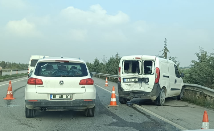 Süt kamyonu tıra çarptı, 4 araç birbirine girdi 3 Bülten Medya -