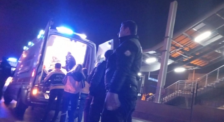 Bursa'da gece saatlerinde eğlence mekanı önünde silahlı kavga: 1'i ağır, 2 yaralı 1 Bülten Medya -
