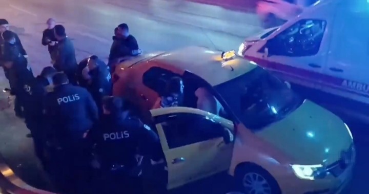 Bursa'da gece saatlerinde eğlence mekanı önünde silahlı kavga: 1'i ağır, 2 yaralı 2 Bülten Medya -