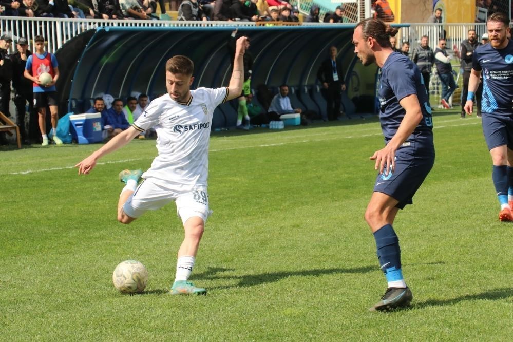 Silahlı saldırıya uğrayan futbolcu hayatını kaybetti 1 Bülten Medya -