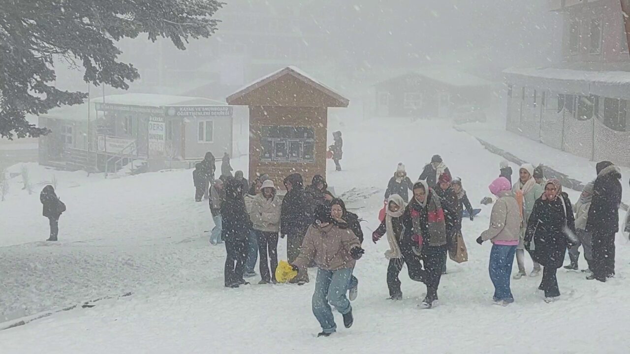 Uludağ'da yoğun kar yağışı sonrası pistler doldu taştı 2 Bülten Medya -