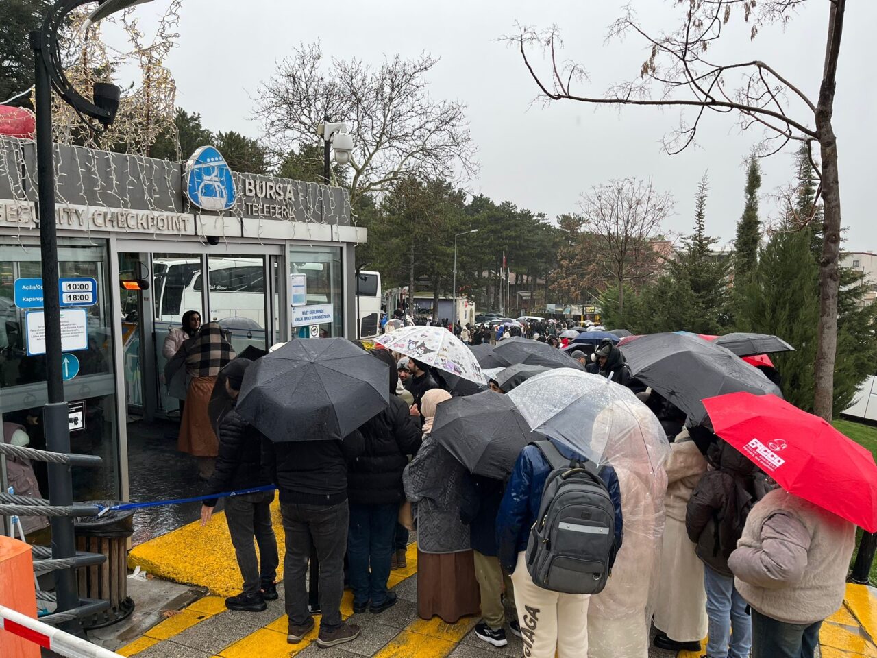 Bursa'da istasyonlarda metrelerce kuyruk oluştu 2 Bülten Medya -