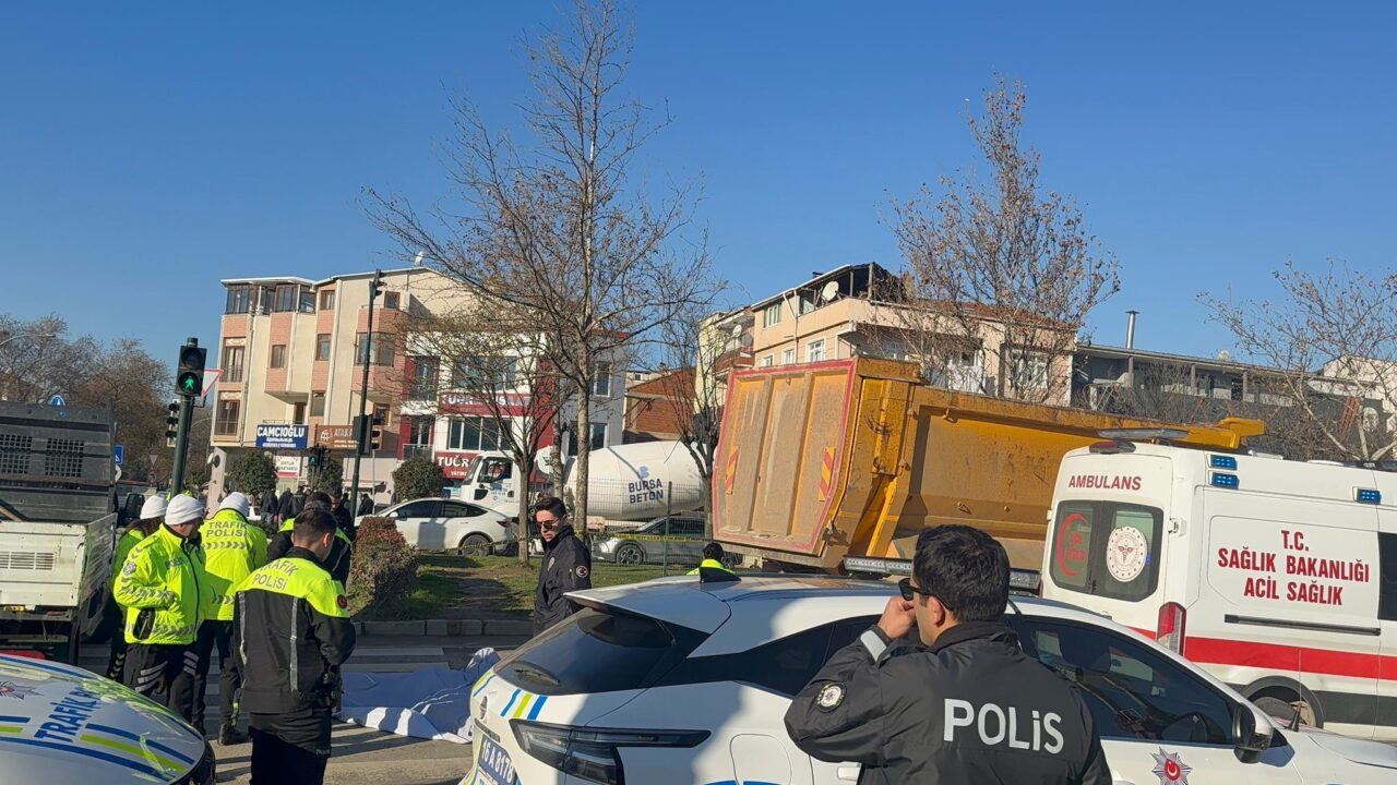 Bursa'da bisikletli sürücü kamyonun altında kaldı! 1 Bülten Medya -