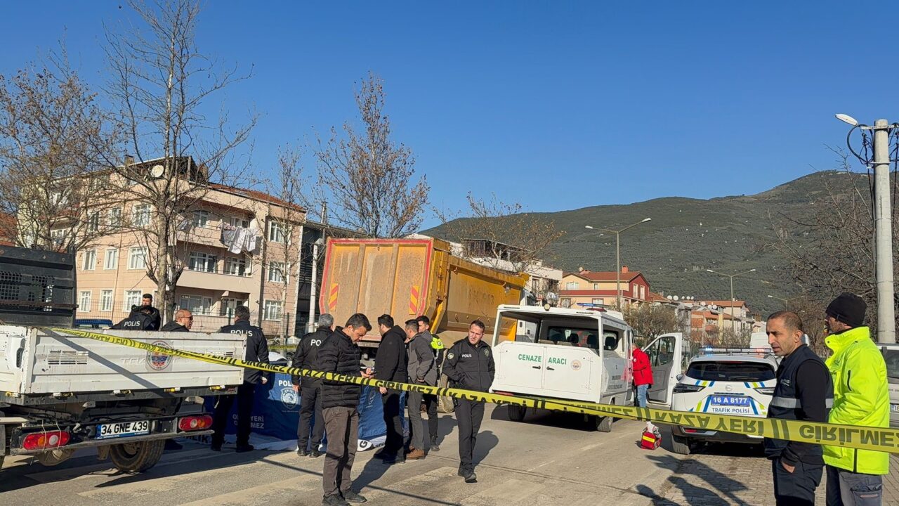 Bursa'da bisikletli sürücü kamyonun altında kaldı! 3 Bülten Medya -
