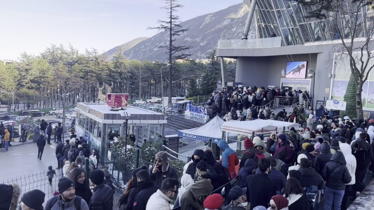 Bursa'da Uludağ'a çıkmak isteyenler kuyruk oluşturdu 3 Bülten Medya -