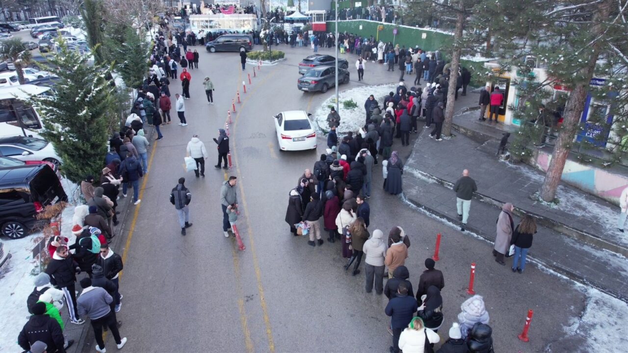 Bursa'da Uludağ'a çıkmak isteyenler kuyruk oluşturdu 1 Bülten Medya -