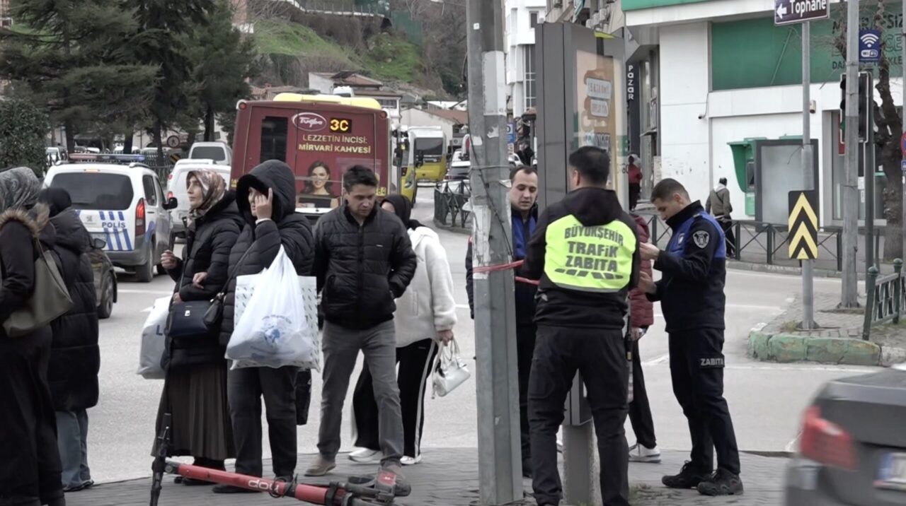 Bursa'da bebek arabası lodosla birlikte sürüklenerek devrildi 1 Bülten Medya -