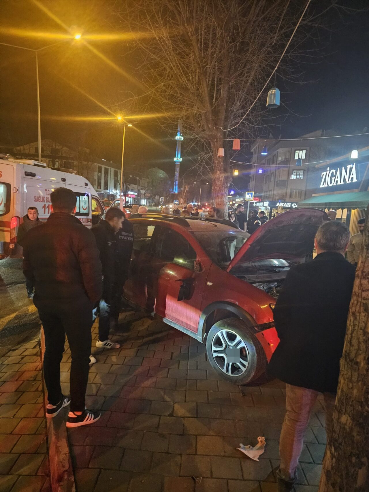 Bursa'da fren yerine gaza basıtı, 2 kişi yaralandı 1 Bülten Medya -