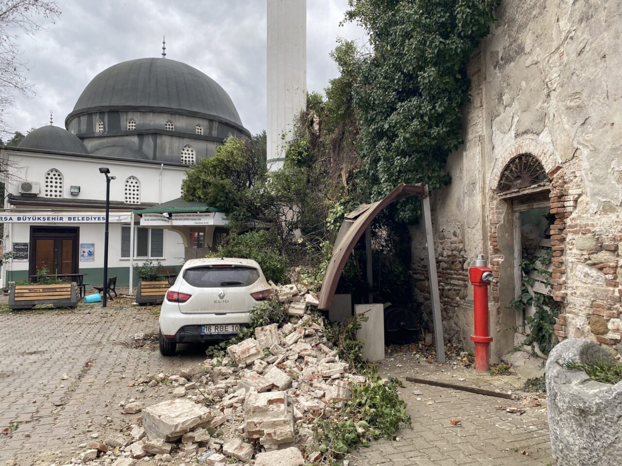 Bursa'da fırtına tarihi kiliseyi de vurdu! 2 Bülten Medya -