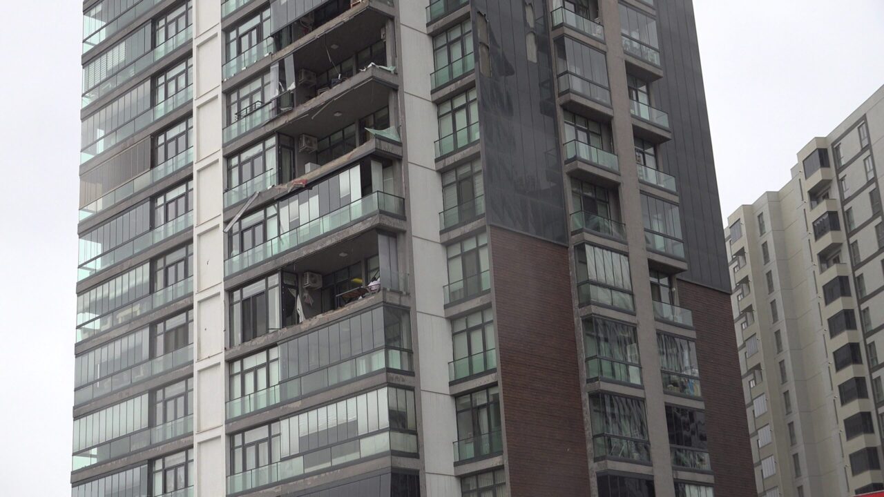 Bursa'da cam balkon lodosla beraber uçtu! 1 Bülten Medya -