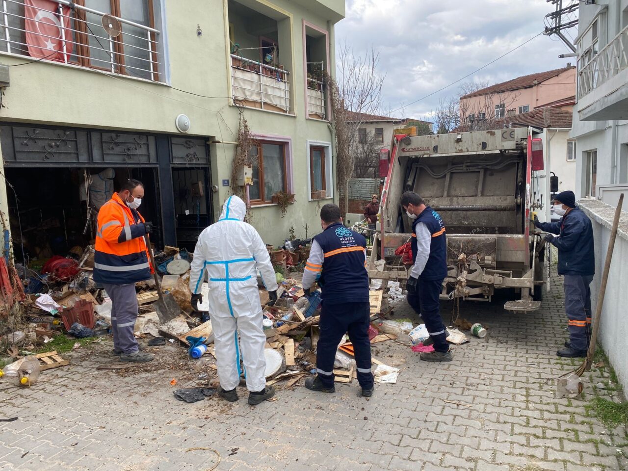 Bursa'da iki katlı çöp evden 9 kamyon çöp çıktı 2 Bülten Medya -