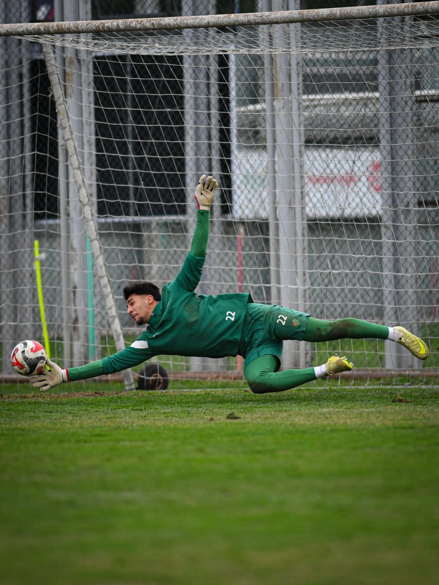 Bursaspor'un yeni transferi antrenmana çıktı 1 Bülten Medya -