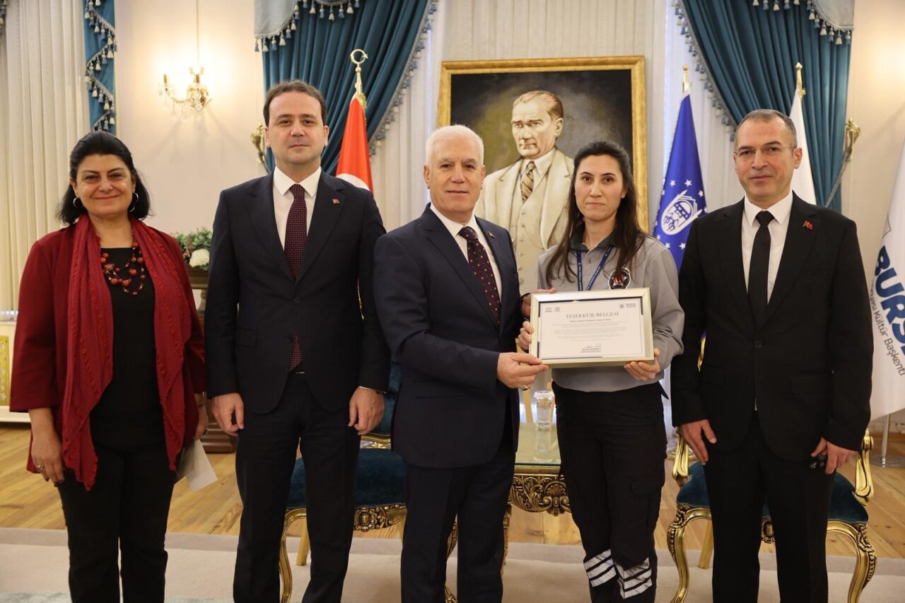 Örnek güvenlik görevlisine Başkan Bozbey'den tebrik 1 Bülten Medya -