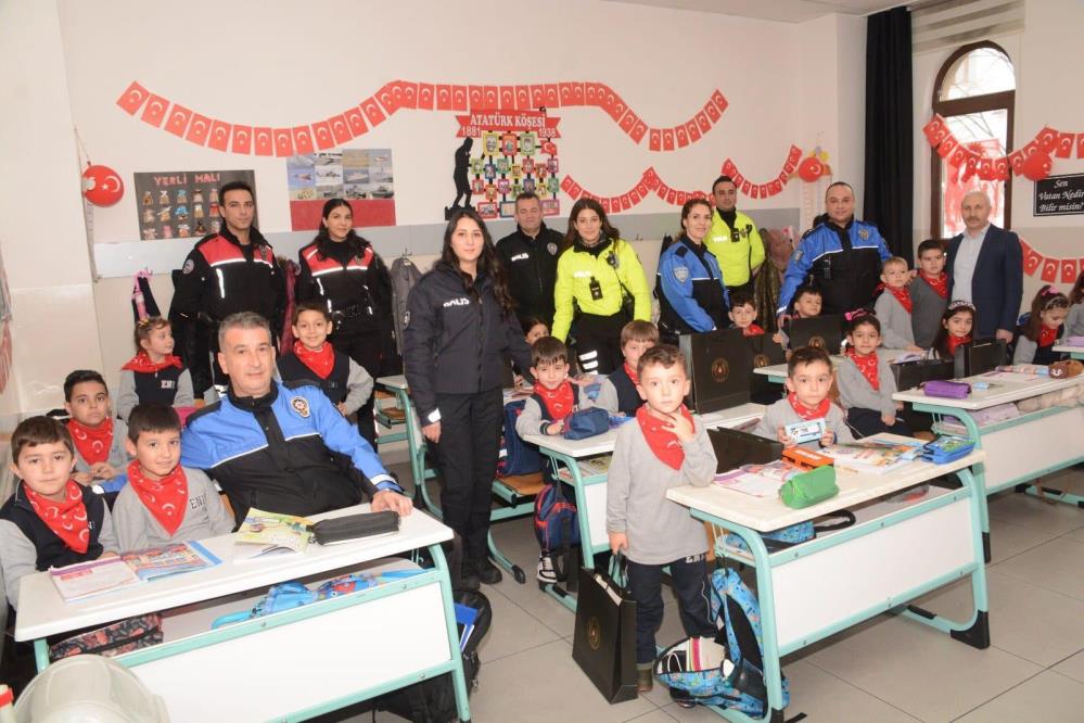 Minik öğrencilerden polise davet, okula güvenlik ziyareti 3 Bülten Medya -