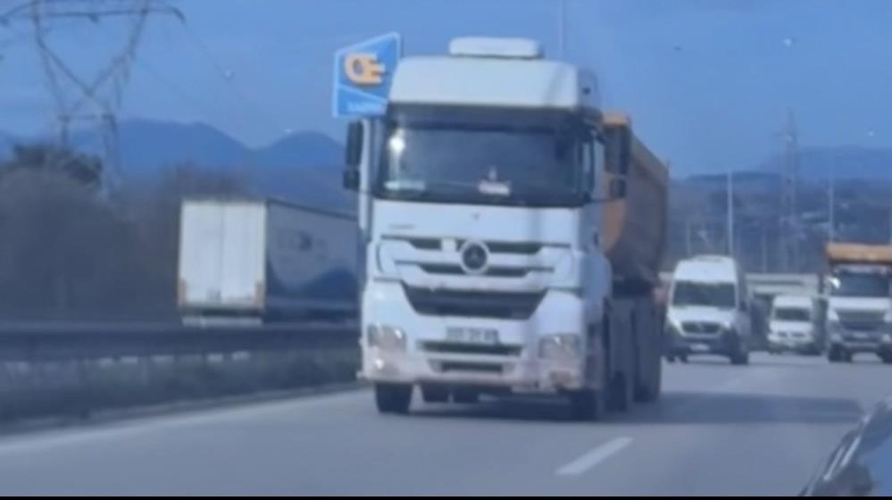 Hafriyat kamyonu trafikte tehlike saçtı 1 Bülten Medya -