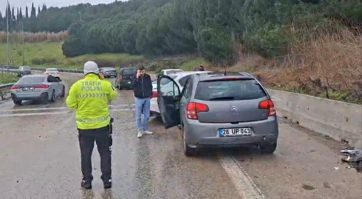4 araç birbirine girdi... 1 Bülten Medya -