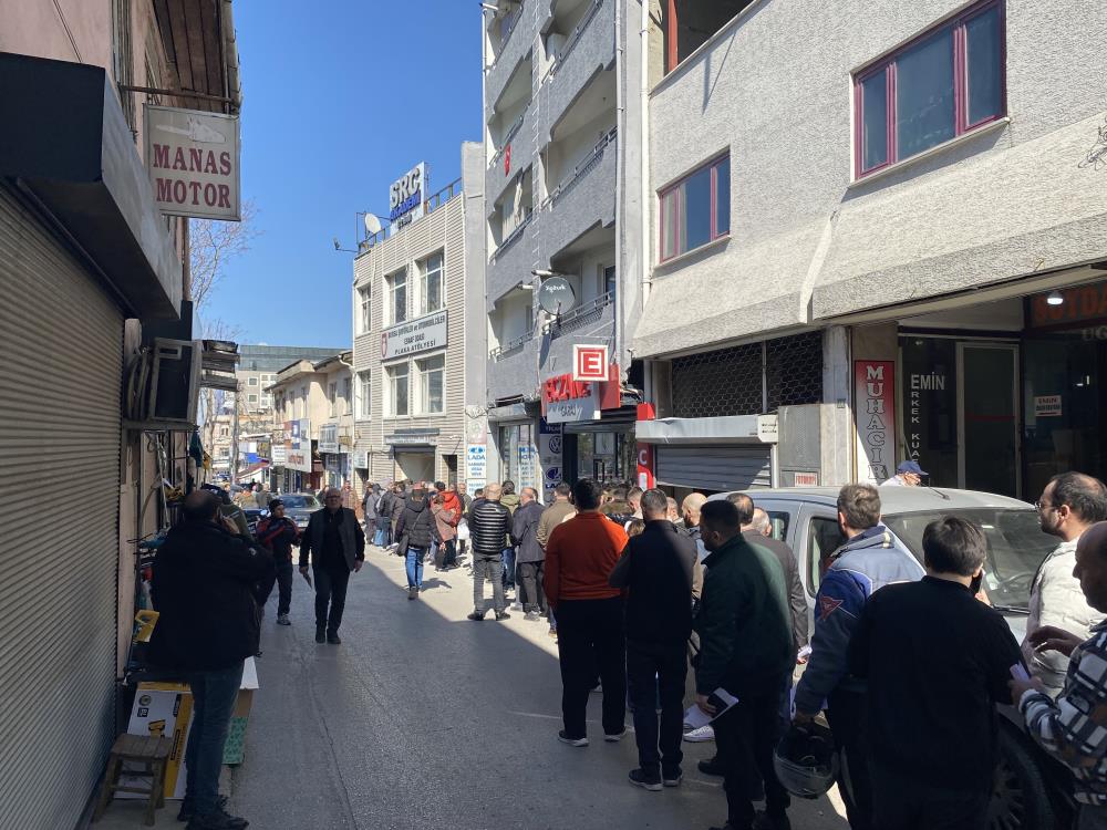 APP plaka kuyruğu sokaklara taştı 1 Bülten Medya -