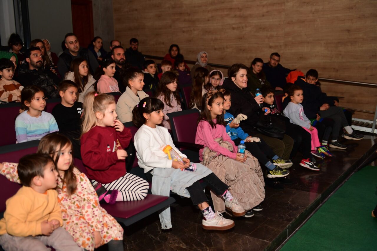 Masala girdiler… çocuklar sahnede yolculuğa çıktı 1 Bülten Medya -