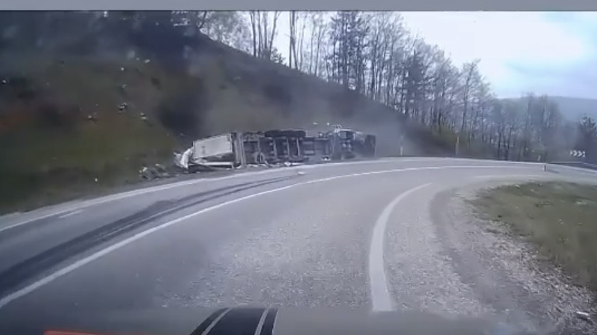 Virajı alamadı, tır devrildi! 1 Bülten Medya -