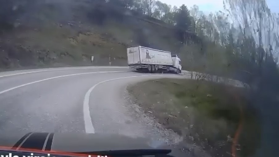 Virajı alamadı, tır devrildi! 2 Bülten Medya -