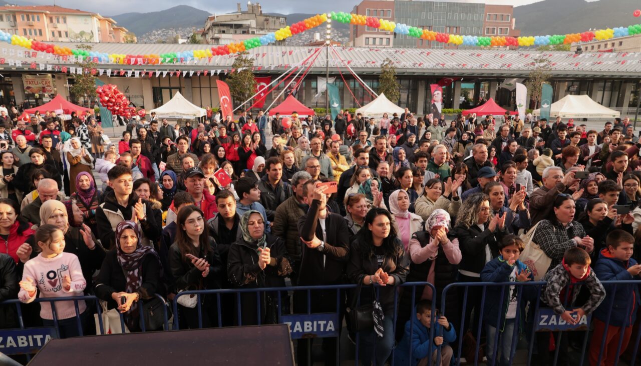 Usta sanatçı gençlerle sahnede 2 Bülten Medya -