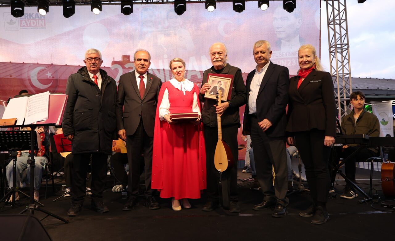 Usta sanatçı gençlerle sahnede 3 Bülten Medya -