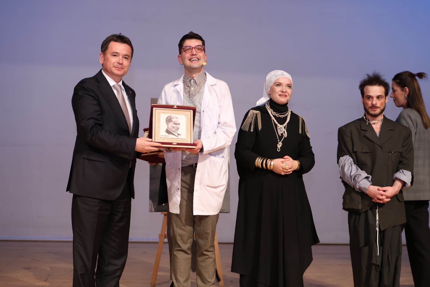 Sahne kahkahaya boğuldu… 2 Bülten Medya -