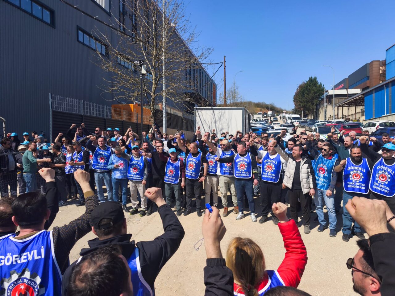 Üretim durdu… İşçiler fabrika önünde toplandı 2 Bülten Medya -