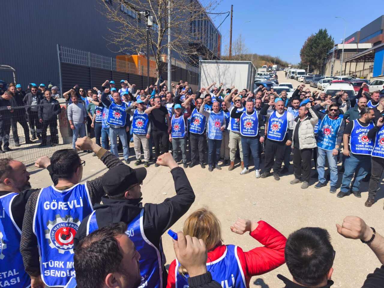 Üretim durdu… İşçiler fabrika önünde toplandı 3 Bülten Medya -