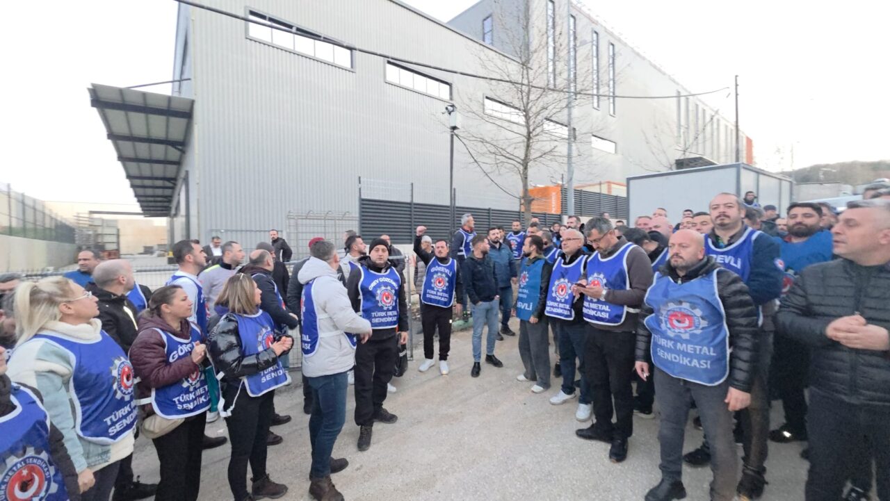 Üretim durdu… İşçiler fabrika önünde toplandı 1 Bülten Medya -