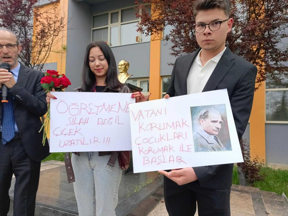 Öğretmene silah değil, çiçek uzatılır… 3 Bülten Medya -