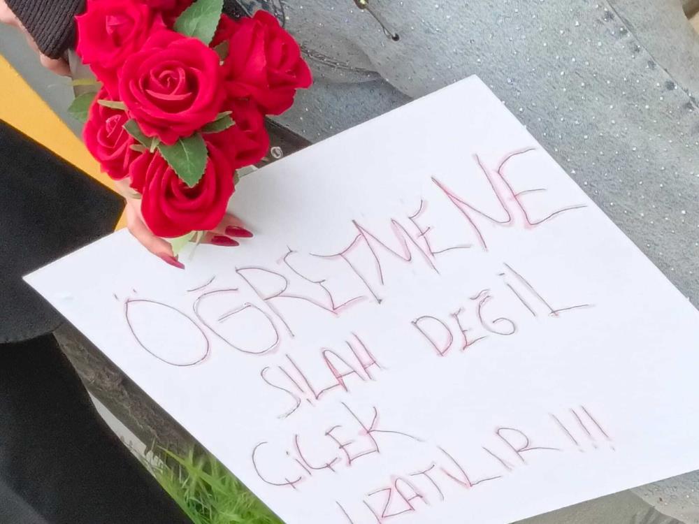 Öğretmen ve öğrenciler çiçeklerle karşılandı 1 Bülten Medya -