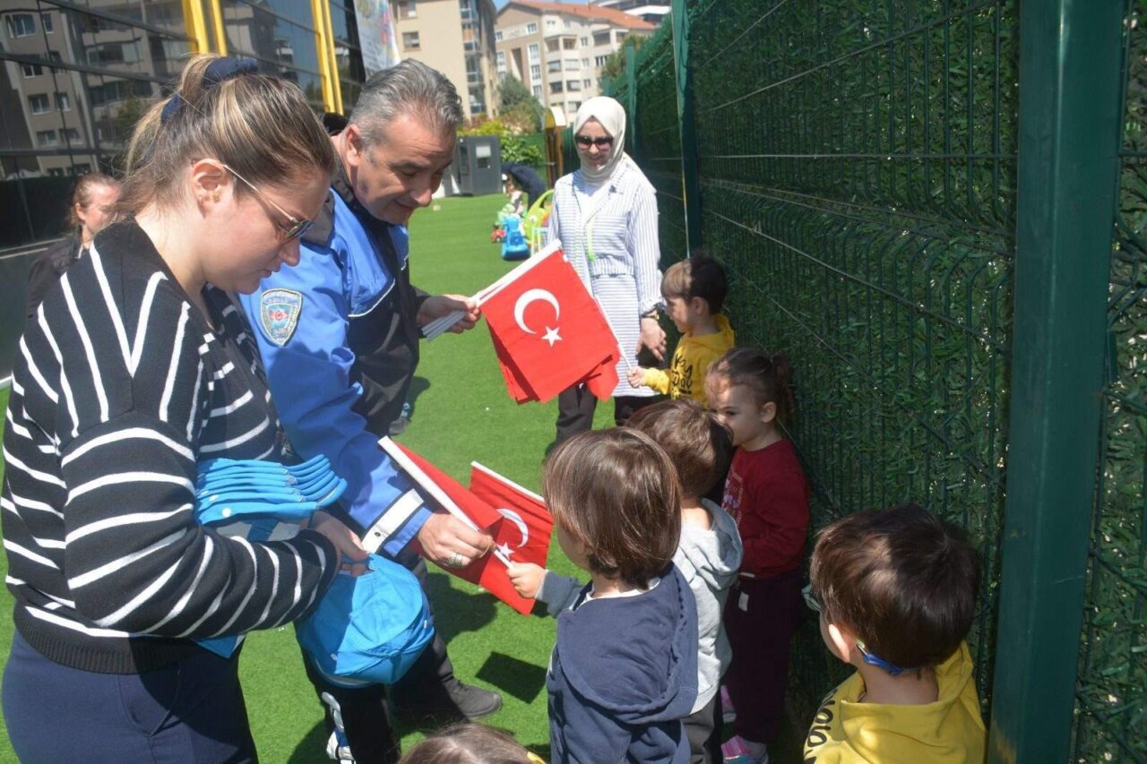 Minikler polislerle buluştu… 2 Bülten Medya -