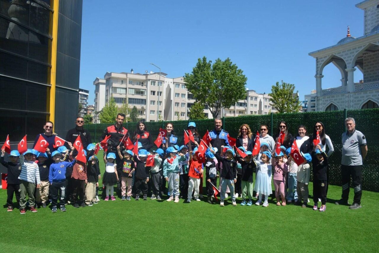 Minikler polislerle buluştu… 1 Bülten Medya -
