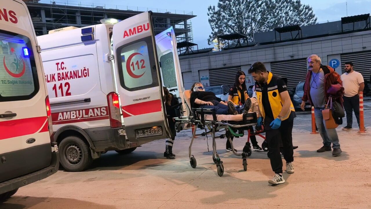Tur minibüsüyle beton mikseri kafa kafaya geldi 1 Bülten Medya -