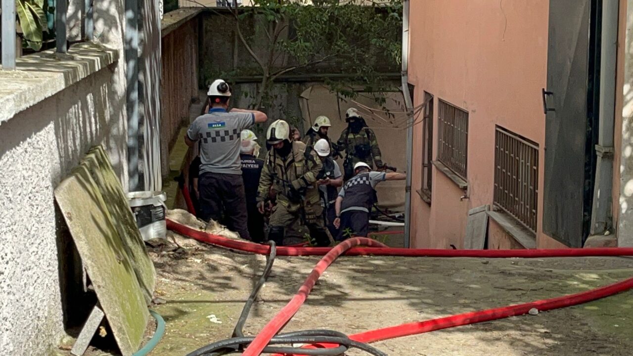 Hastane yakınındaki yangın korkuttu 2 Bülten Medya -