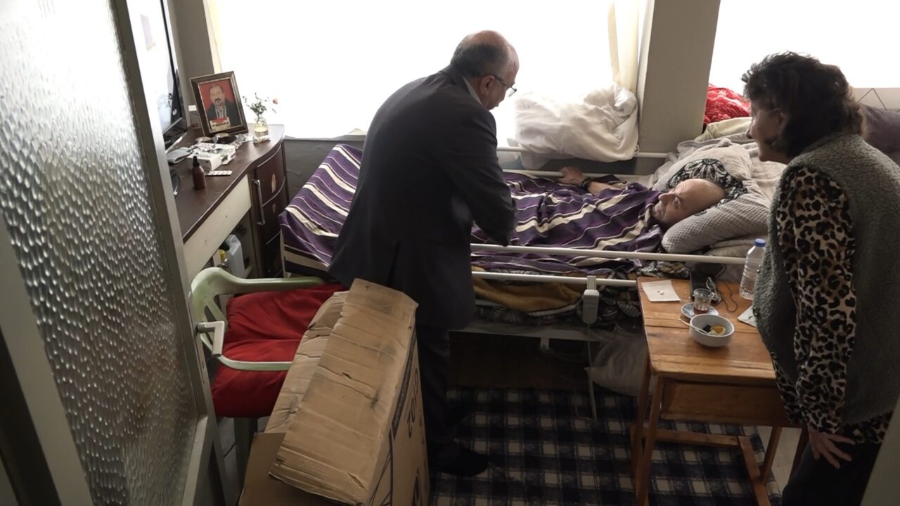 Eski eşine çocuk gibi bakıyor 2 Bülten Medya -