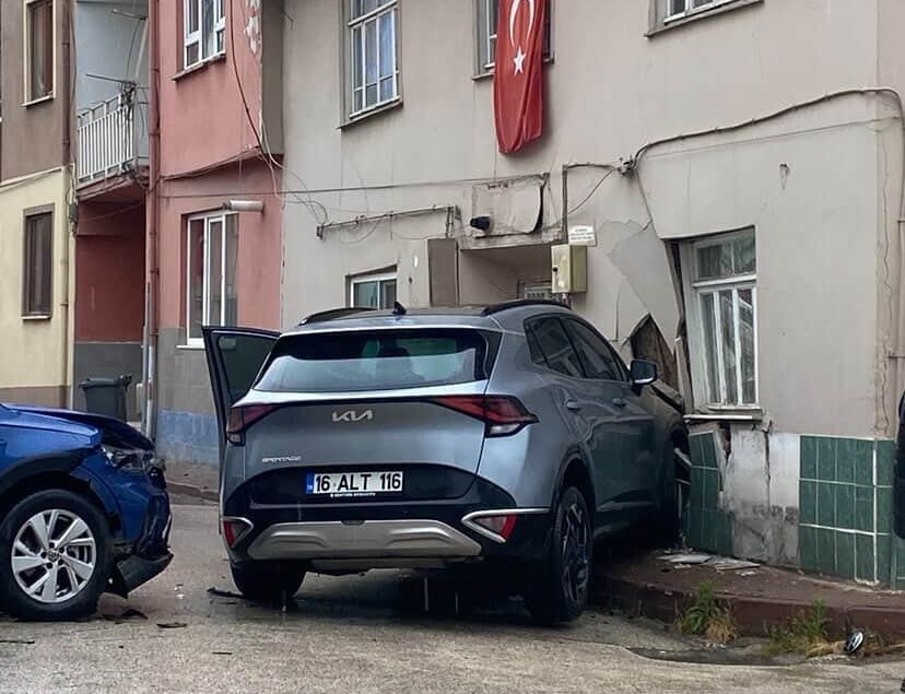 Cip kontrolden çıkıp duvara çarptı 1 Bülten Medya -