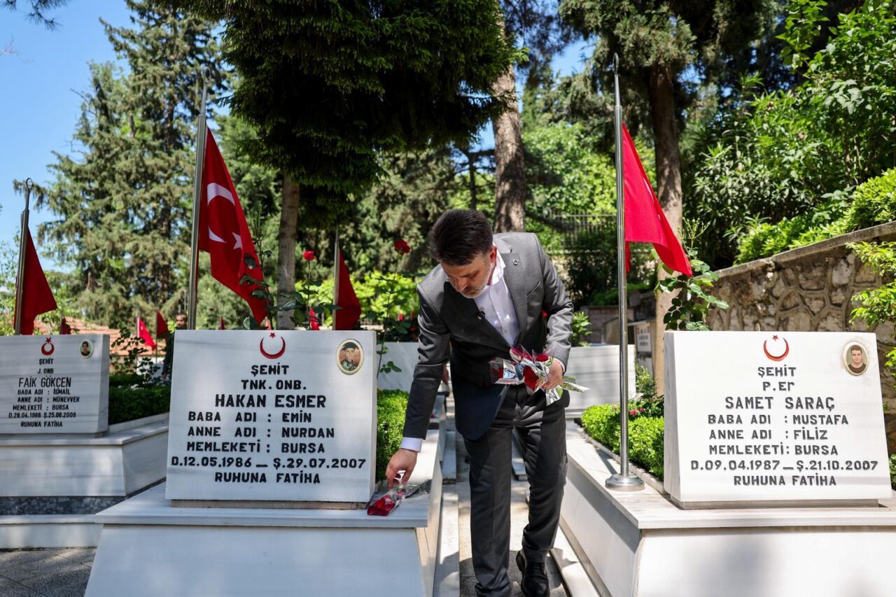 Şahin Biba’dan şehitlikte duygusal anlar 1 Bülten Medya -