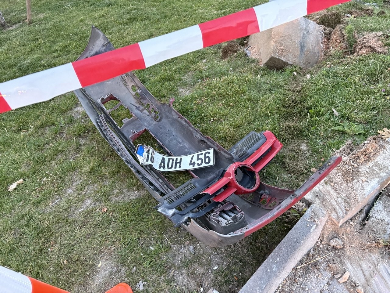 Kontrolden çıkıp tabelaya çarptı 1 Bülten Medya -
